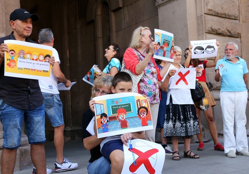 Anti-mask parents protest against masks in school : Wellthatsucks