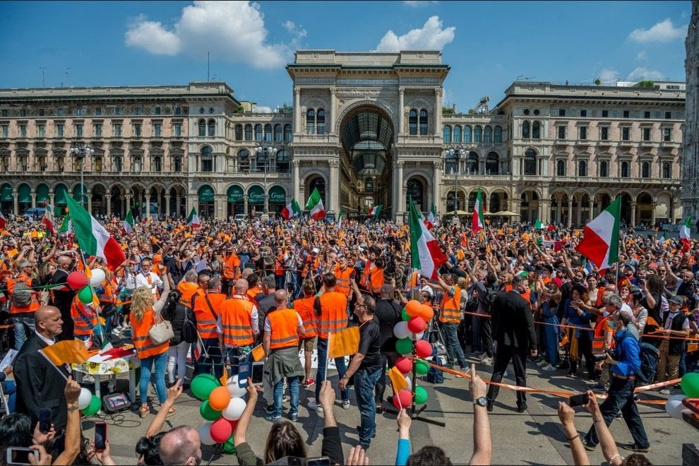 Protest in Italy. They chant: "No to De Luca, No to Vaccines, No to Bill Gates, we are the ...